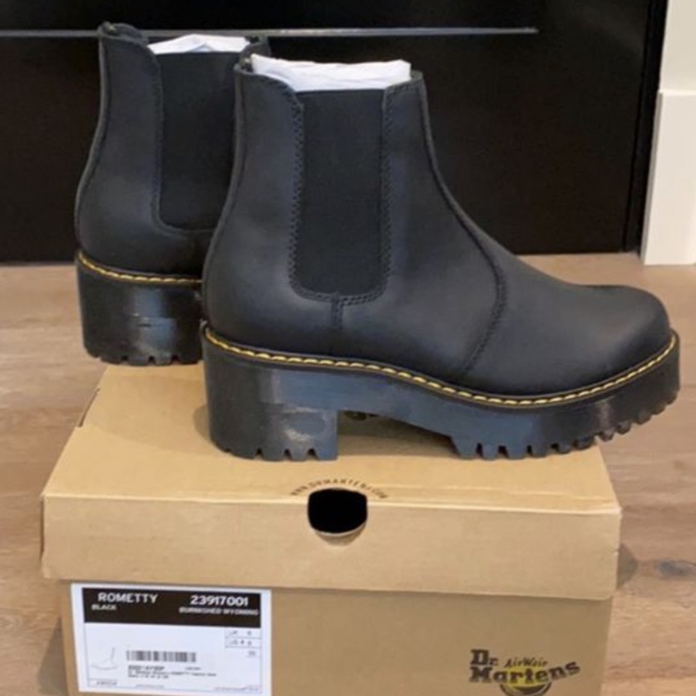 💯 NWB Dr. Martens Rometty black women’s size 8